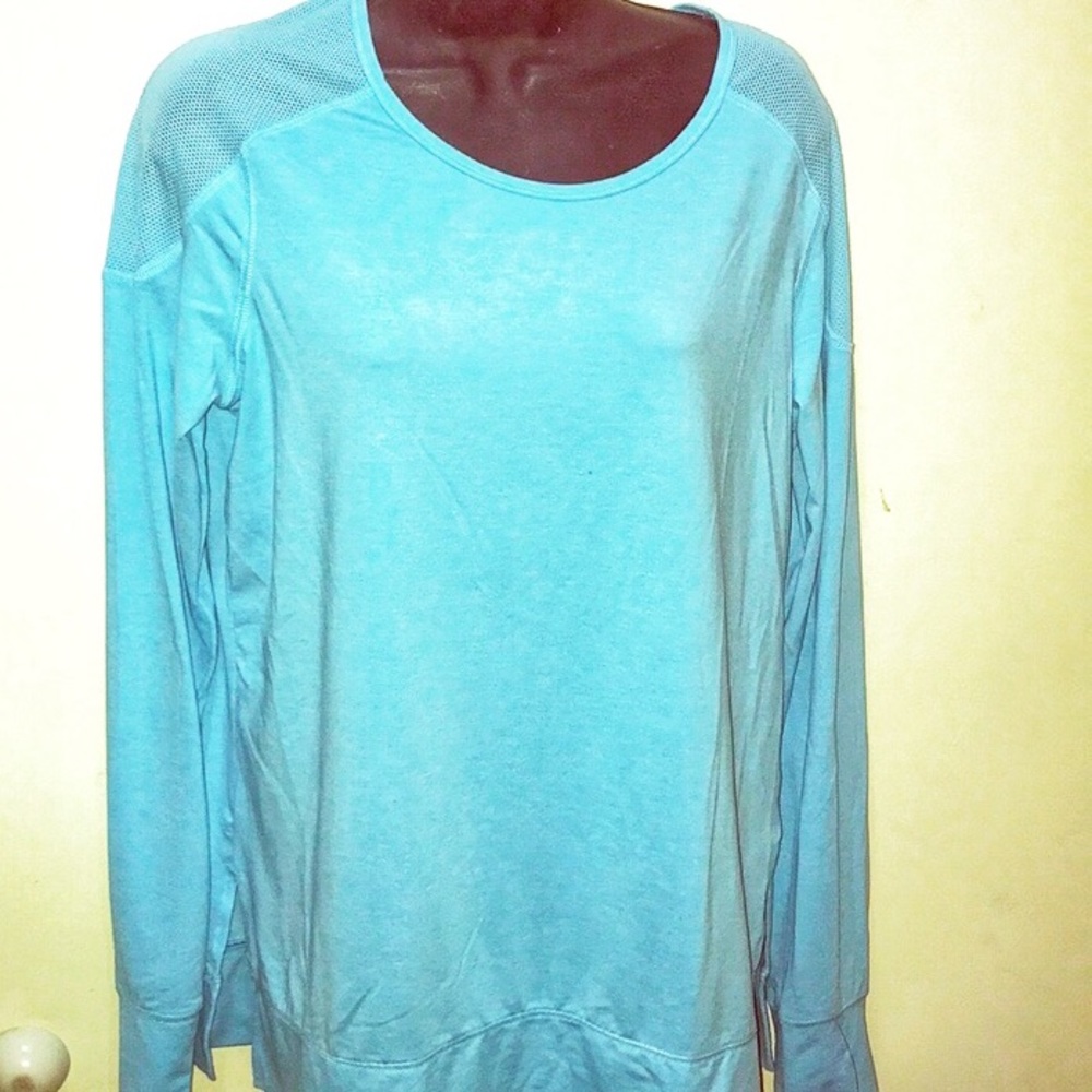 - Reebok women’s training top long sleeve s M